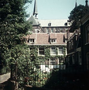 119230 Gezicht op enkele huizen aan de Mariahoek te Utrecht, met op de achtergrond het Ziekenhuis St.-Joannes de Deo ...
